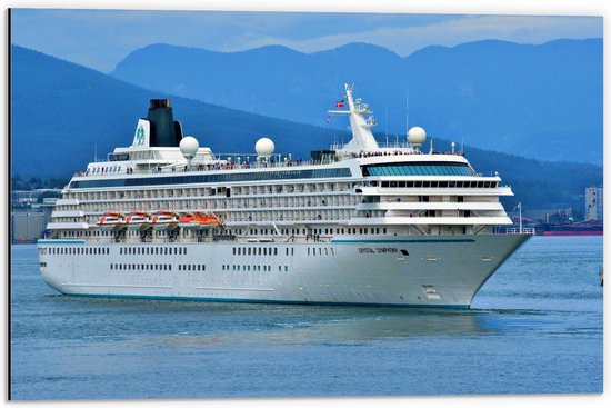 Dibond - Groot Cruiseschip Op de Blauwe Zee Met Bergen Op de Achtergrond - 60x40cm Foto op Aluminium (Met Ophangsysteem)