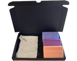 Soap bar set - zeep savon de marseille Lavendel scrub, patchouli, sinaasappelbloesem 3x125 gr. + zeepzakje