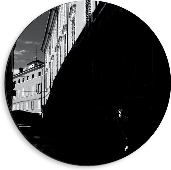 Dibond Wandcirkel - Vrouw in Grauwe Straat (zwart/wit) - 40x40cm Foto op Aluminium Wandcirkel (met ophangsysteem)