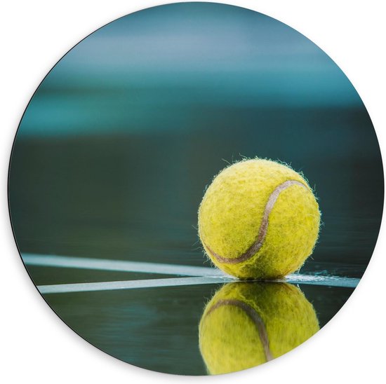 Dibond Wandcirkel - Tennisbal met Weerspiegeling op Veld - 60x60cm Foto op Aluminium Wandcirkel (met ophangsysteem)