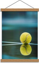 Schoolplaat – Tennisbal met Weerspiegeling op Veld - 30x40cm Foto op Textielposter (Wanddecoratie op Schoolplaat)