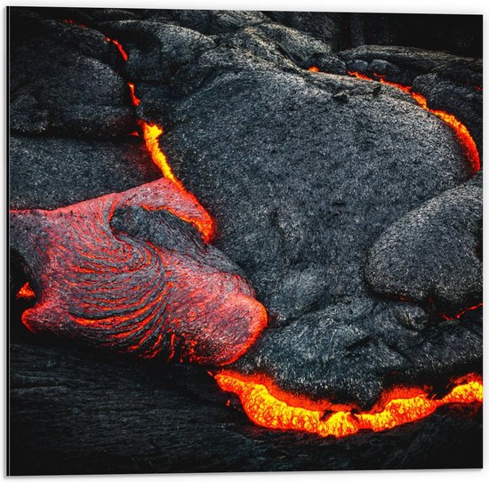 Dibond - Lava Stroom bij Vulkaan - 50x50cm Foto op Aluminium (Met Ophangsysteem)