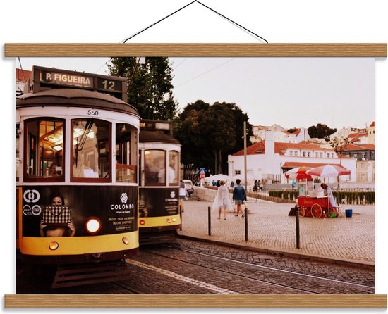 Schoolplaat – Trams Langs Stadsplein - 60x40cm Foto op Textielposter (Wanddecoratie op Schoolplaat)
