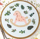 Borduurpakket Baby Rocking Horse - Embroidery (Hobbelpaard) VRIJ BORDUREN, GEEN KRUISSTEEK