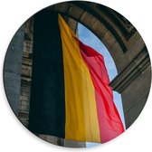 Dibond Wandcirkel - Duitse Vlag bij Gebouw - 30x30cm Foto op Aluminium Wandcirkel (met ophangsysteem)