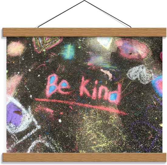Schoolplaat – Stoep onder Gekleurd met Stoepkrijt met tekst ''Be Kind'' - 40x30cm Foto op Textielposter (Wanddecoratie op Schoolplaat)