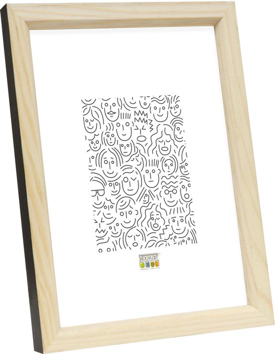 Houten fotolijst met zwart-wit illustratie van vele gezichtjes en het Deknudt logo.