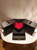 Flowerbox met Zeep Rozen - Giftbox - Valentijn - Moederdag - Zwarte Box met Rode Zeep Rozen