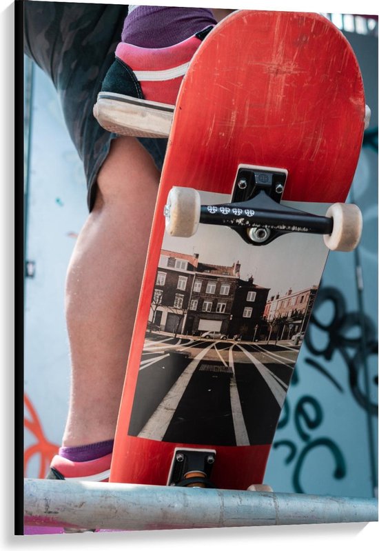 Canvas  - Skater met Rood Skateboard - 80x120cm Foto op Canvas Schilderij (Wanddecoratie op Canvas)