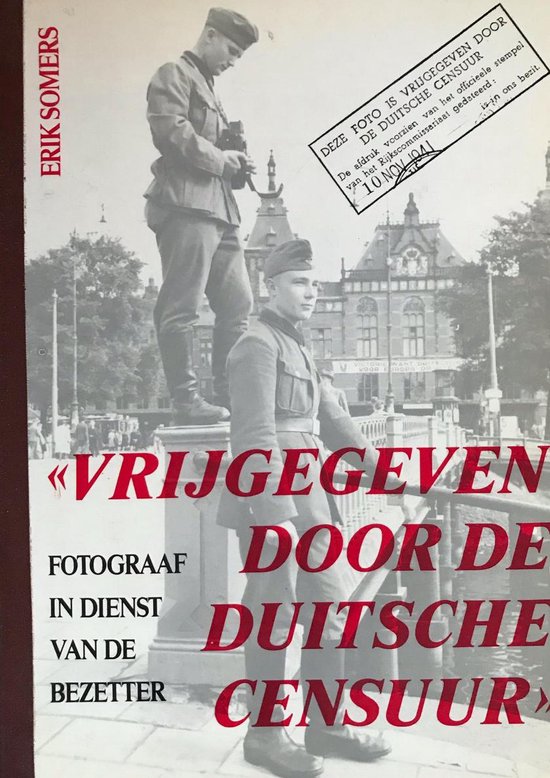 Boekomslag met de titel 'Vrijgegeven door de Duitsche censuur' en een foto van twee mannen in militaire uniformen.
