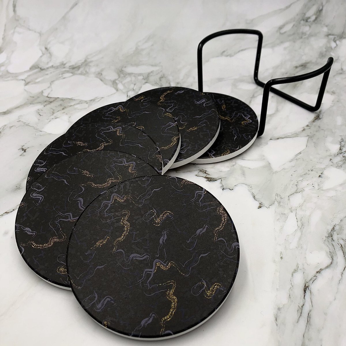 Maison Extravagante - Luxe onderzetters 'Oriental Dragon' voor glazen en mokken - Set van 6 - Inclusief zwarte metalen houder - Keramische onderzetters - Anti-slip - Rond — cadeau in Wonen & Interieur - foto 2
