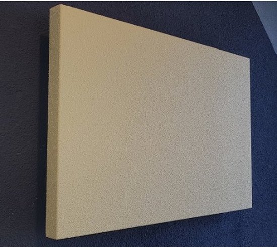 Een beige verwarmingspaneel met een licht gekorrelde textuur, staande op een donkerblauwe ondergrond.