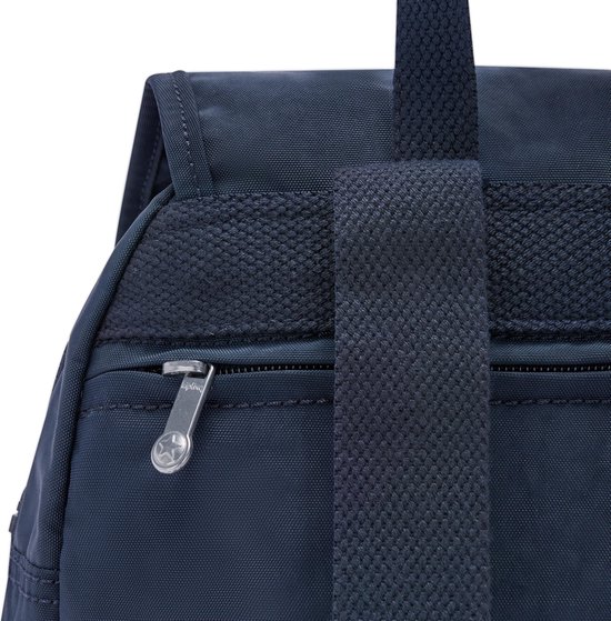 Detail van de rits van een donkerblauwe Kipling rugzak.