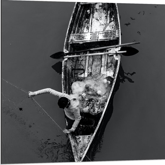 Dibond - Zwart/Wit Man in een Vissersbootje - 80x80cm Foto op Aluminium (Met Ophangsysteem)