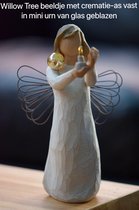 Urn Willow Tree beeldje Angel of Hope met hand geblazen mini urn-Hand geblazen mini urn met crematie- as vast in glas verwerkt óf haarlokje met haartjes intact in mini urn verwerkt