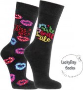 Verjaardag cadeau - Kiss me sokken - Kus me sokken - Valentijnsdag cadeau - Mismatch Sokken -Leuke sokken - Vrolijke sokken - Luckyday Socks - Sokken met tekst - Aparte Sokken - Socks waar je Happy van wordt - Maat 41-47