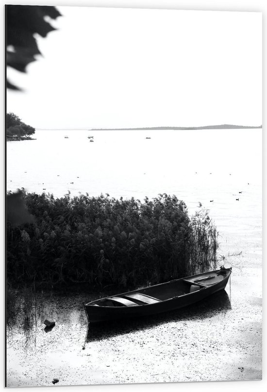 Dibond - Vissersbootje op Water (zwart/wit) - 60x90cm Foto op Aluminium (Wanddecoratie van metaal)