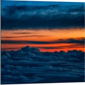 Dibond - Wolkenvelden met Oranje Lucht  - 80x80cm Foto op Aluminium (Wanddecoratie van metaal)