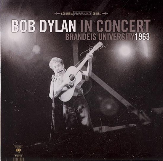 Zwart-wit foto van Bob Dylan die gitaar speelt. Titel: Bob Dylan In Concert, Brandeis University 1963.