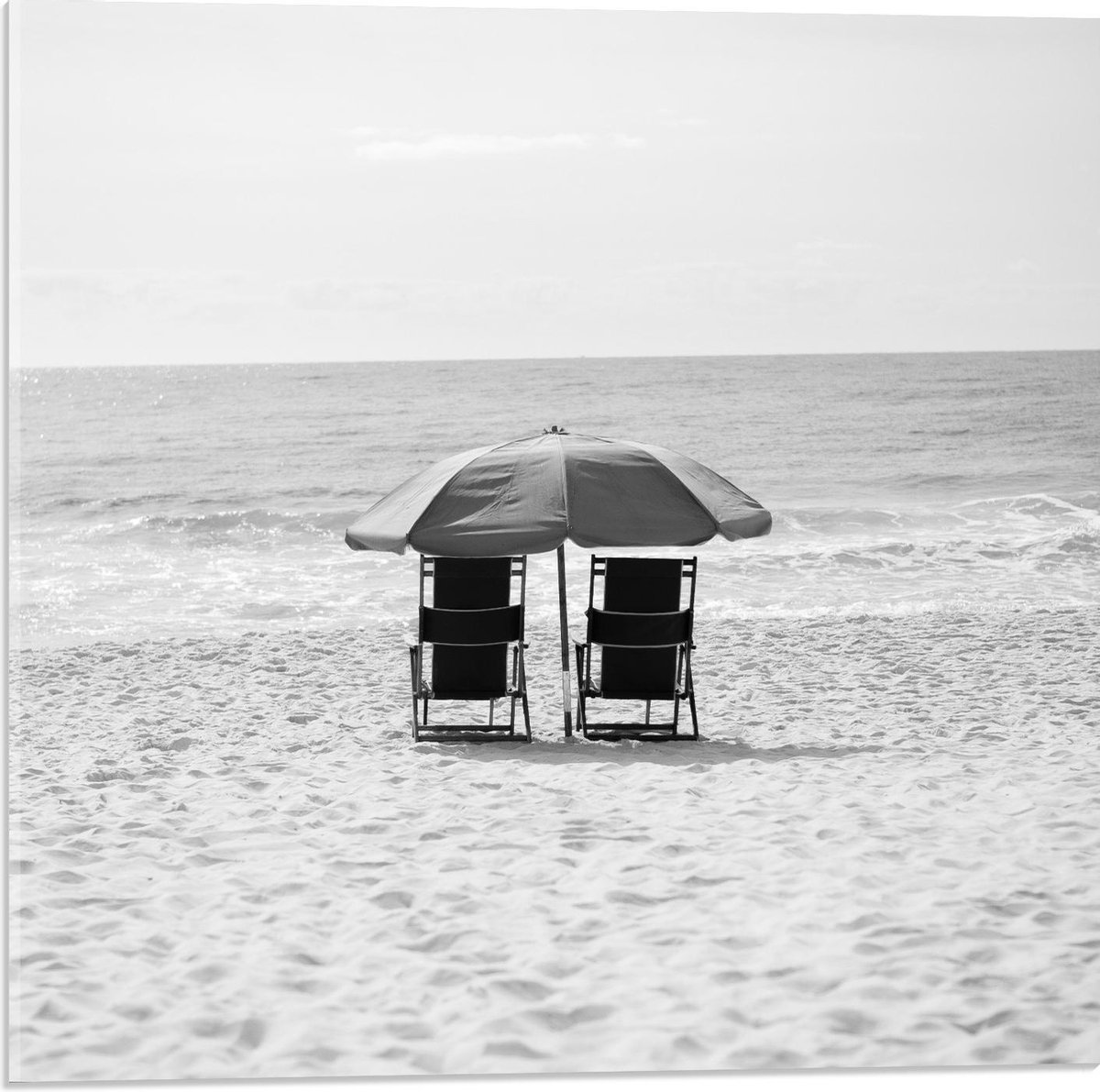 Acrylglas - Stoeltjes op het Strand met Parasol (zwart/wit) - 50x50cm Foto op Acrylglas (Met Ophangsysteem)