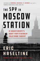 Boekomslag van 'The Spy in Moscow Station', met een silhouet van een man in een hoed, met op de achtergrond gebouwen die lijken op de Sint-Basiliuskathedraal.