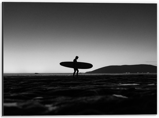 Dibond - Surfer op het Strand (zwart/wit) - 40x30cm Foto op Aluminium (Wanddecoratie van metaal)