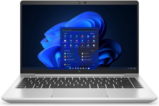 Zilverkleurige HP EliteBook laptop, van voren gezien met open scherm met Windows 11.