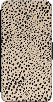 Casimoda® bookcase - Geschikt voor iPhone 15 Pro - Hoesje met pasjeshouder - Stippen bruin abstract - Bruin/beige - Kunstleer