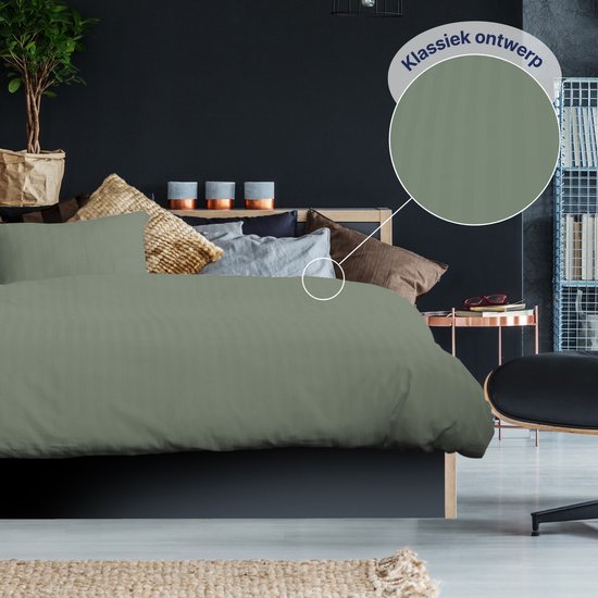 Groen satijnen dekbedovertrek met verticale strepen, dichtbij bekeken, in een moderne slaapkamer.
