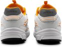 Achterkant van witte DUTCH'D sneakers met oranje voering, grijze hiel-detail en oranje accentstrepen.