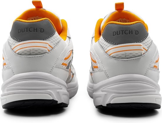 Achterkant van witte DUTCH'D sneakers met oranje voering, grijze hiel-detail en oranje accentstrepen.