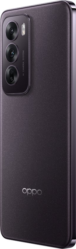 Schuine achterkant van de OPPO Reno12 5G in Black Brown met de verticale drievoudige camera-opstelling.