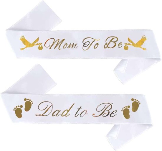 Witte sjerpen met gouden tekst 'Mom To Be' met ooievaars en 'Dad to Be' met voetjes.