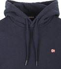 Donkerblauwe hoodie van Napapijri met een klein Noors vlaglogo.