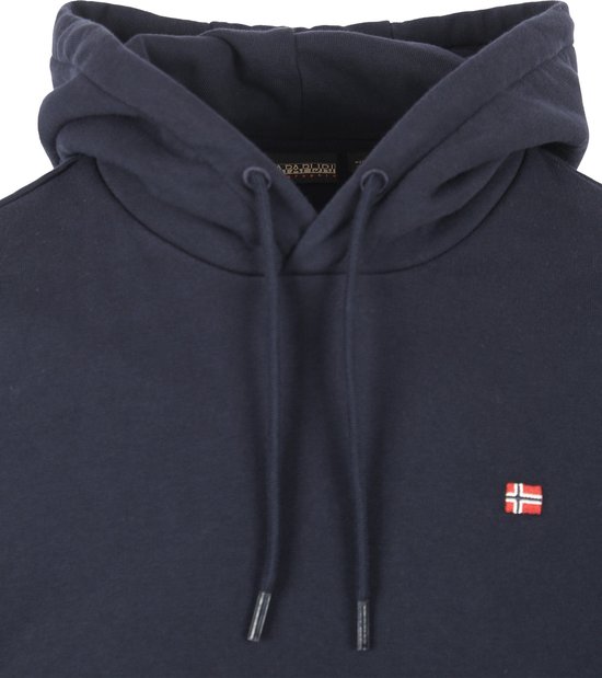 Donkerblauwe hoodie van Napapijri met een klein Noors vlaglogo.