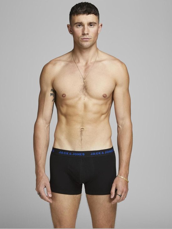Man met zwart Jack & Jones boxershort met blauwe band.
