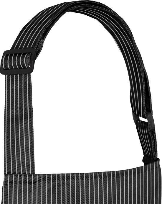 Detail van de nekband van een zwart schort met witte strepen en zwarte gespen.