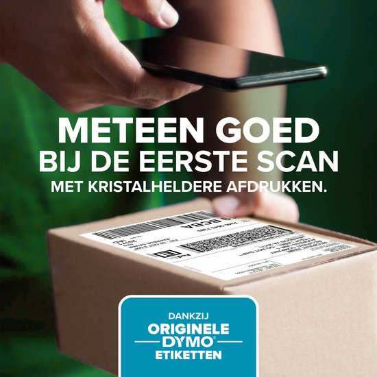 Telefoon scant een label met streepjescode en tekst op een bruin pakket.