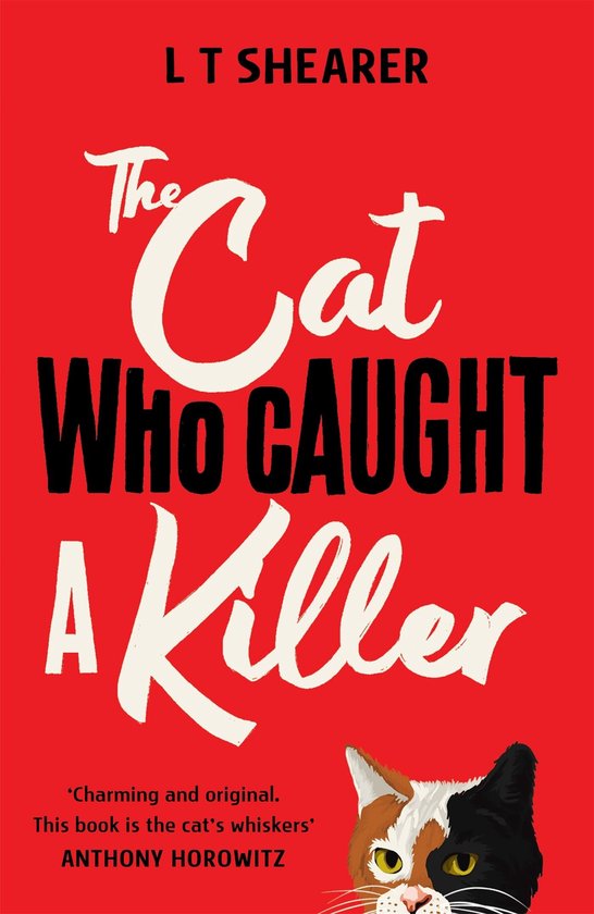 Boekcover 'The Cat Who Caught A Killer' van L T Shearer, rode achtergrond, titel in wit en oranje, met een kat rechtsonder.