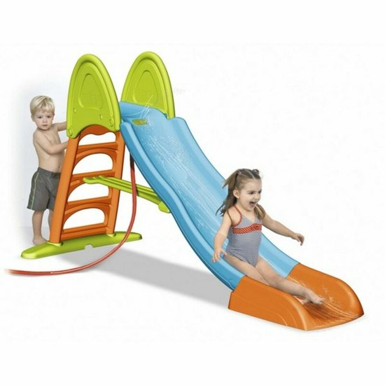 Blauwe glijbaan met oranje en groene accenten, met water. Twee kinderen glijden en kijken.