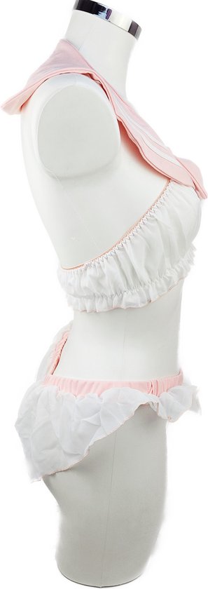 Een witte babydoll met roze matrozenkraag en strik, met ruches aan de onderkant. Gepresenteerd op een etalagepop.