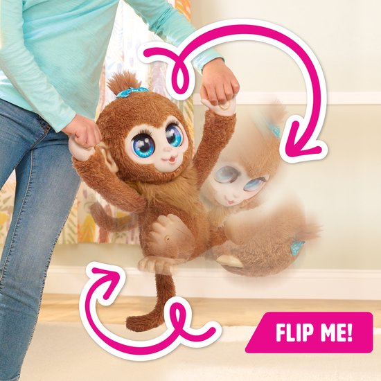 Kind laat een bruine FurReal Peanut aap ronddraaien met pijlen die de beweging aangeven.