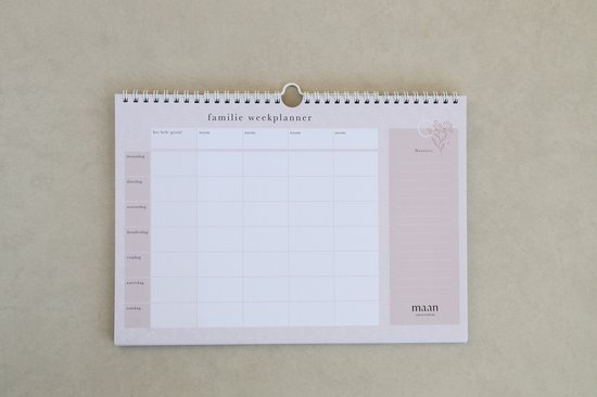 Familie weekplanner met vakjes voor namen, dagen en notities, in pastelroze met bloemendecoratie.