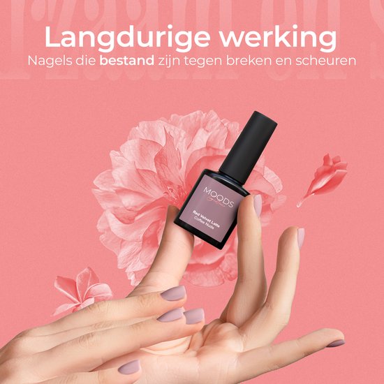 Vrouw met lange, verzorgde nagels in de kleur 'Red Velvet Latte'. Ze houdt een flesje nagellak vast.