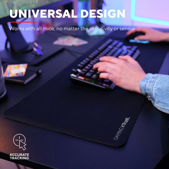 Zwarte muismat op een bureau, met een toetsenbord en muis. Tekst 'UNIVERSAL DESIGN' en 'ACCURATE TRACKING'.