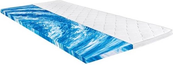 Witte topper met een blauw swirl patroon op de linkerhelft en een wit ruitpatroon op de rechterhelft.
