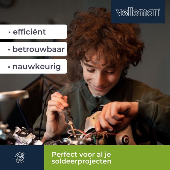 Jongere soldeert aan elektronica met een Velleman soldeerbout. Tekst: efficiënt, betrouwbaar, nauwkeurig.