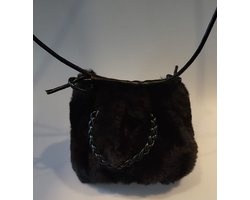 Dit fluffy handtasje hoort er gewoon bij in je garderobe. Handig in klein formaat (24x17cm) met een bijzonder uiterlijk. Aan de bovenkant een magneetsluiting en een instelbare zwarte veter om de tas als schoudertas te dragen. Voor uzelf of als cadeau