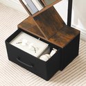 Bovenaanzicht van een open zwarte stoffen lade in een boekenkast met een houten boombovenblad. Bevat een boek, bril en parfum.