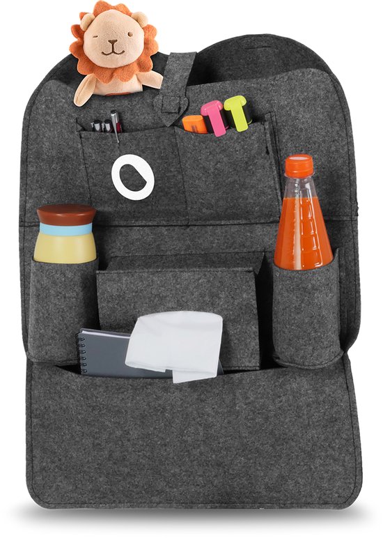 Grijze vilten autostoel organizer met leeuwtjesknuffel, flesjes en schrijfwaren.